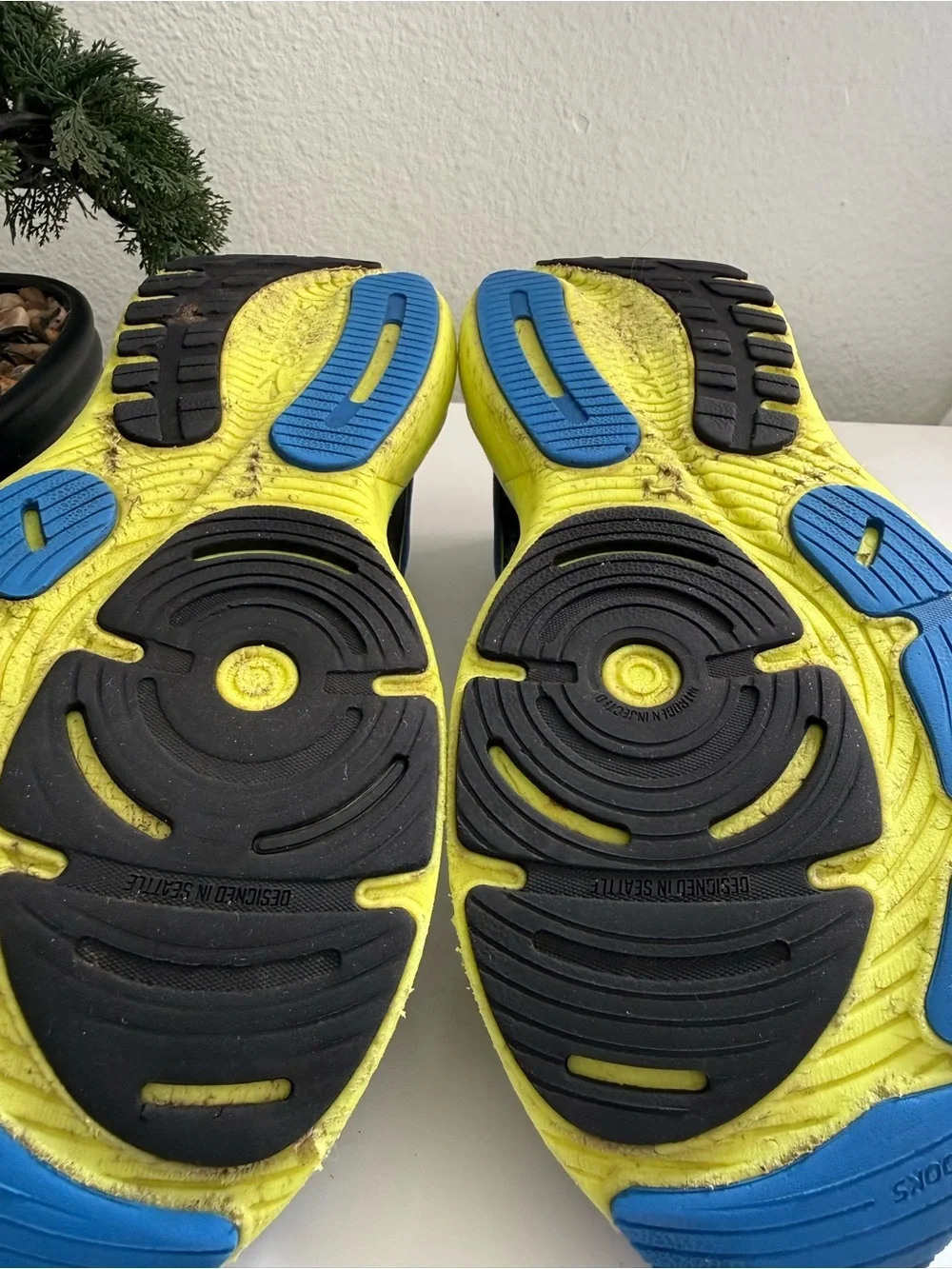Brooks Glycerin 21  Men size 10 Blue and Neon Yellow Running Shoes